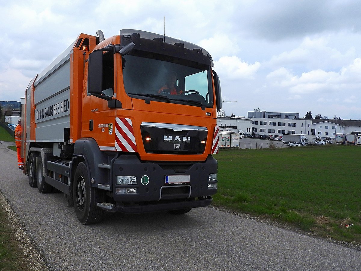 MAN TGS28.360 der Stadtgemeinde Ried passiert gerade jene Wiese, worauf in den nächsten beiden Jahren der städtische Wirtschaftshof entstehen soll; 170405