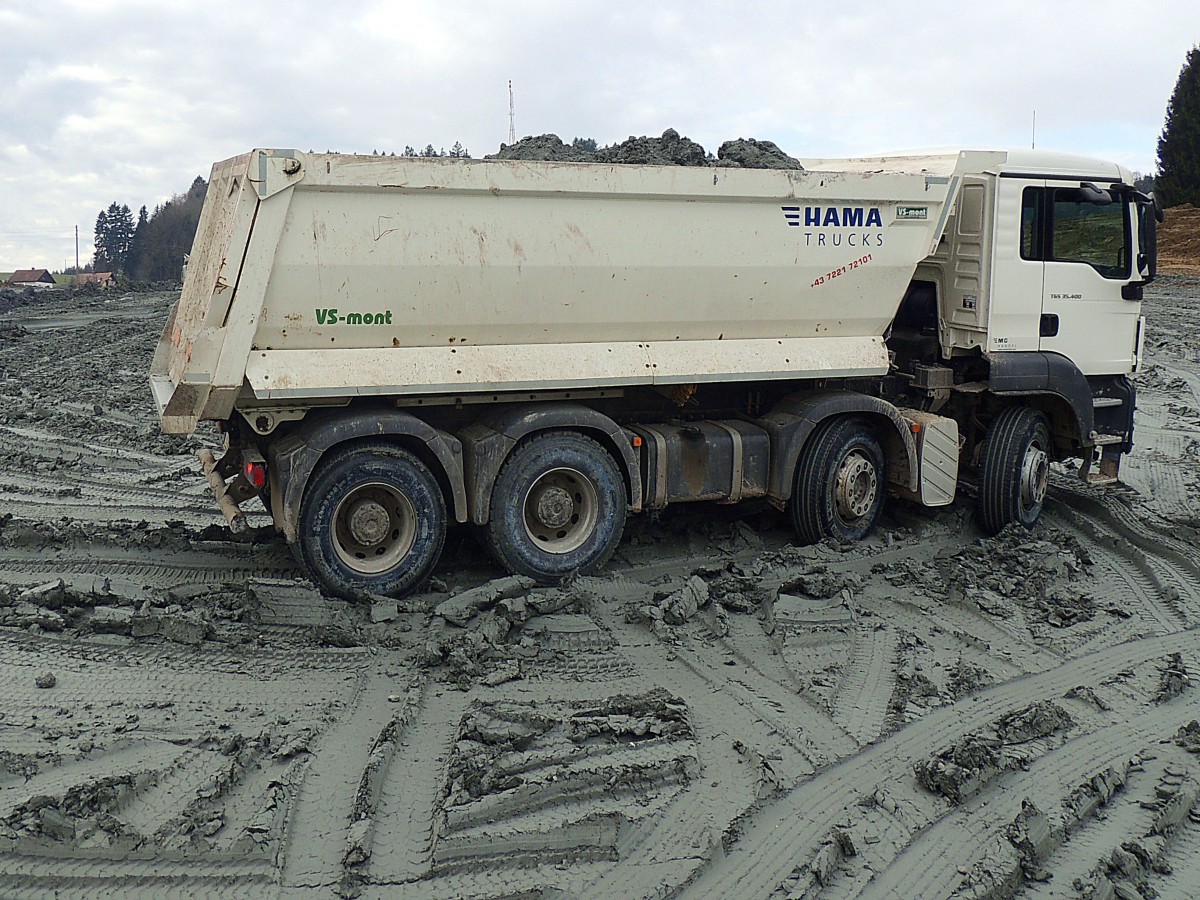 MAN TGS35.400 von Hama-Trucks bringt in der 18m³ fassenden Kippmulde weiters Aushubmaterial heran; 140111