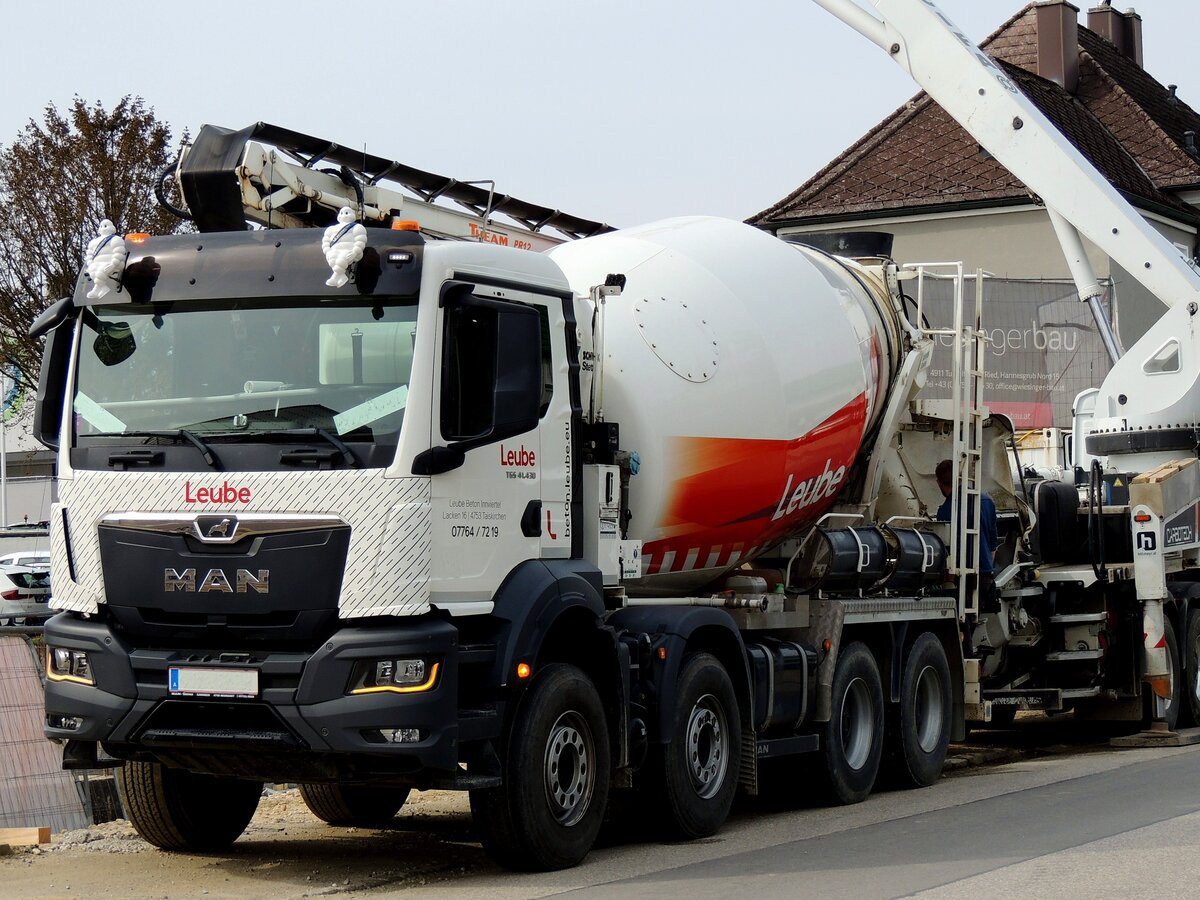 MAN TGS41.430  mit Betonmischeraufbau, während der Beschickung einer Betonpumpe; 260324