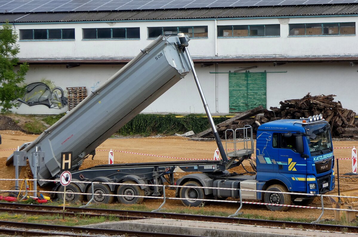 MAN TGX 18-500 bringt in der Kippsattelmulde  Schotter zur Baustelle; 260820
