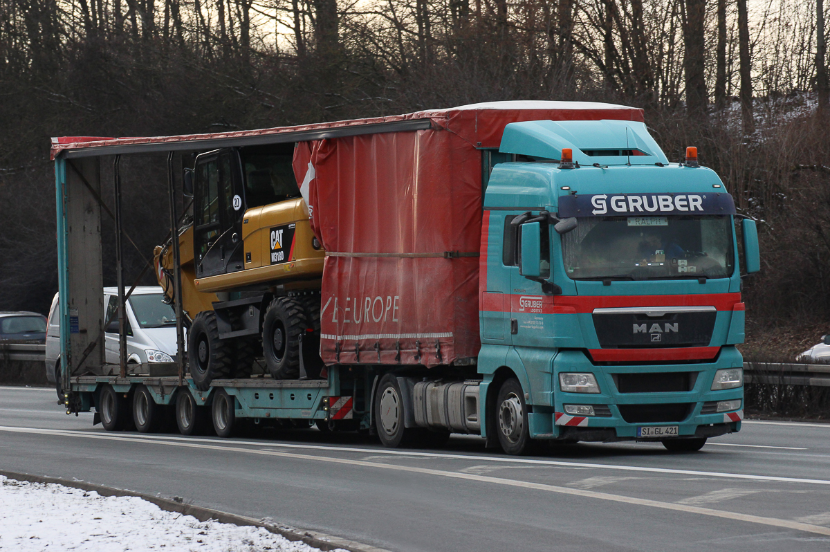 MAN TGX 18.440 von  Gruber  transportiert einen CAT Bagger auf der BAB 6 bei Neuendettelsau Richtung Osten, 13.03.2013