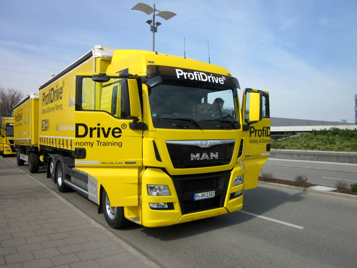 MAN TGX 26.440 Wechselpritschen-Hängerzug von MAN ProfiDrife mit Euro 6 Motor während der MAN Trucknology Days in München im März 2014 