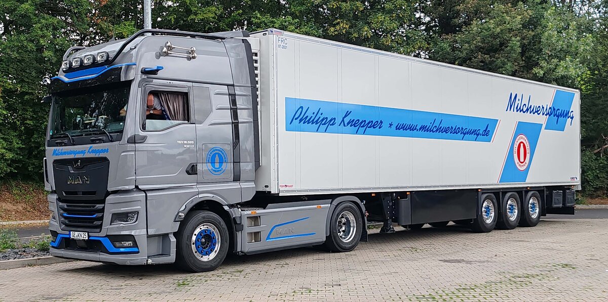 =MAN TGX-Sattelzug 18.520 der Milchversorgung PHILIPP KNEPPER steht zur Fahrerpause auf einem Rastplatz an der A 7