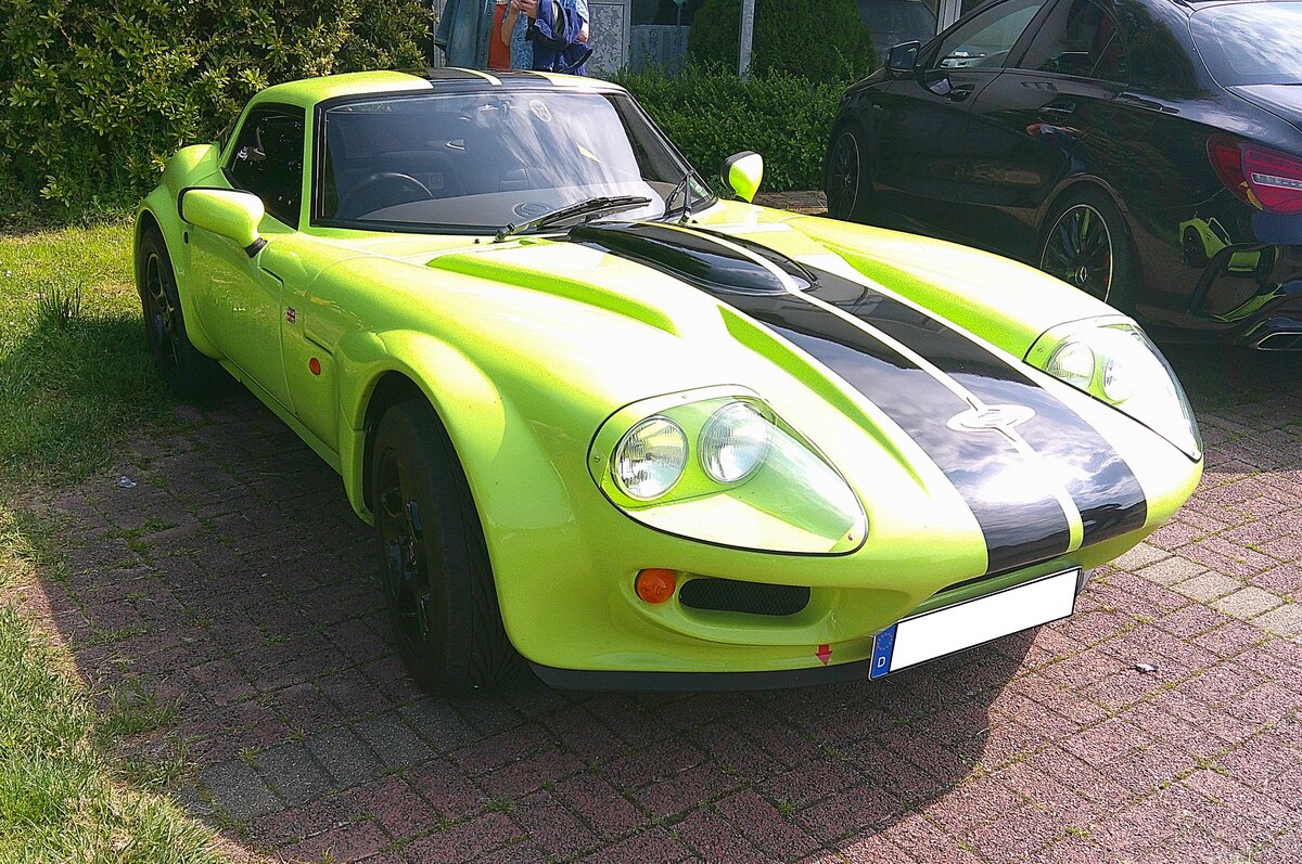 Marcos 3000GT, gebaut ab Januar 1969. Als Marcos 1500 wurde das Sportcoupe bereits 1964 vorgestellt. F�r den Vortrieb sorgten bei Marcos in der Regel V4-Motoren aus dem Regal von Ford/GB. Mit Vorstellung des 3000GT wurde der V6-Motor des Ford Zodiac verbaut. Dieser Motor hat einen Hubraum von 2994 cm� und leistet 128 PS. F�r die Modelle, die in die USA exportiert wurden, verbaute die Manufaktur aus Kenilworth/Warwickshire, aufgrund der dort herrschenden, strengeren Abgasregelungen einen V6-Motor aus dem Hause Volvo. Der Volvo-Motor hat einen Hubraum von 2978 cm� und leistet 130 PS. Oldtimertreffen Essen-Burgaltendorf am 10.05.2026.