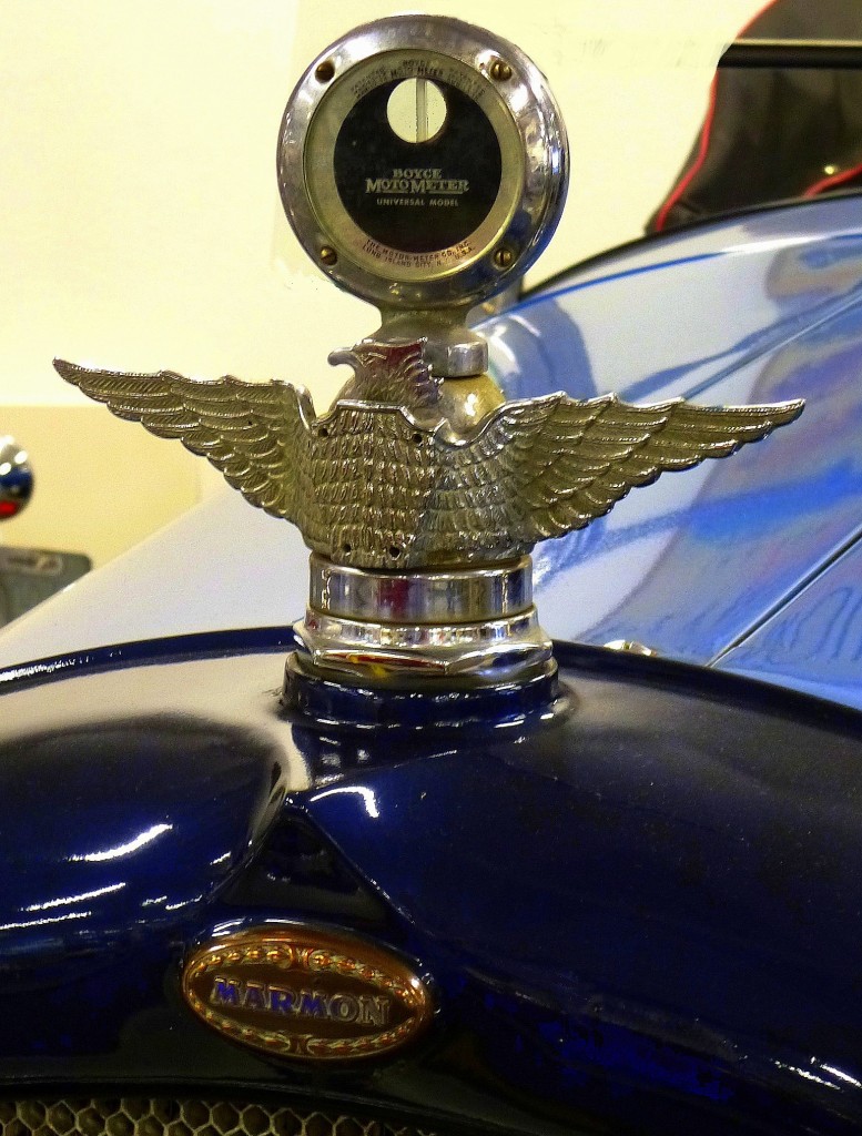 Marmon, Logo und Khlerfigur an einem Oldtimer-PKW von 1922 der US-amerikanischen Autofirma, die von 1902-33 PKW baute und von 1963-97 LKW, Feb.2015