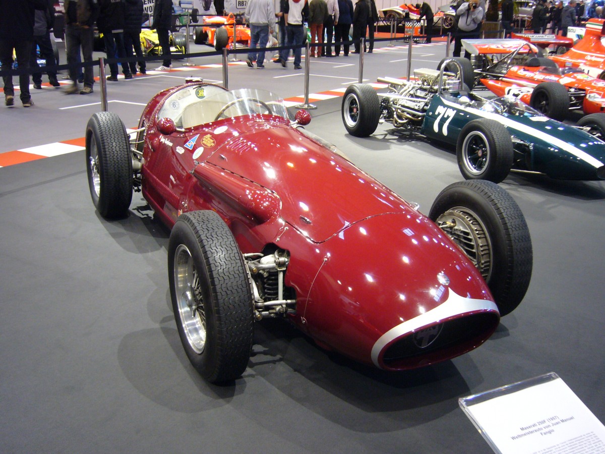 Maserati 250F von 1957. In diesem Wagen gewann Juan Manuel Fangio im Jahr 1957 den letzten seiner fünf Weltmeistertitel. Der 6-Zylinderreihenmotor leistet 240 PS aus 2494 cm³ Hubraum. Essen Motorshow am 01.12.2015.
