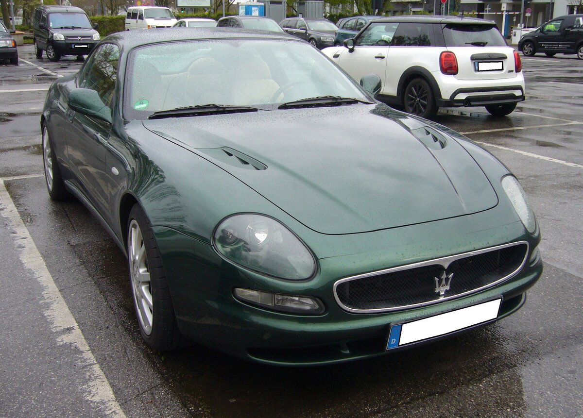 Maserati 3200GT Coupe. Der Maserati 3200GT wurde im Frühsommer des Jahres 1998 vorgestellt und bis Herbst 2001 als Coupe (Foto) und Cabriolet produziert. Für die Karosserieform des 2+2 Sitzers zeigte sich Giorgio Giugiaro verantwortlich. Unter der vorderen Haube verrichtet ein V8-Motor mit Bi-Turboaufladung seinen Dienst. Dieser  Achtender  hat einen Hubraum von 3217 cm³ und leistet 370 PS. Die Höchstgeschwindigkeit soll angeblich 370 km/h betragen haben. Insgesamt setzte Maserati 2689 Autos dieses Typs ab. Besucherparkplatz der Techno Classica Essen am 03.04.2024.