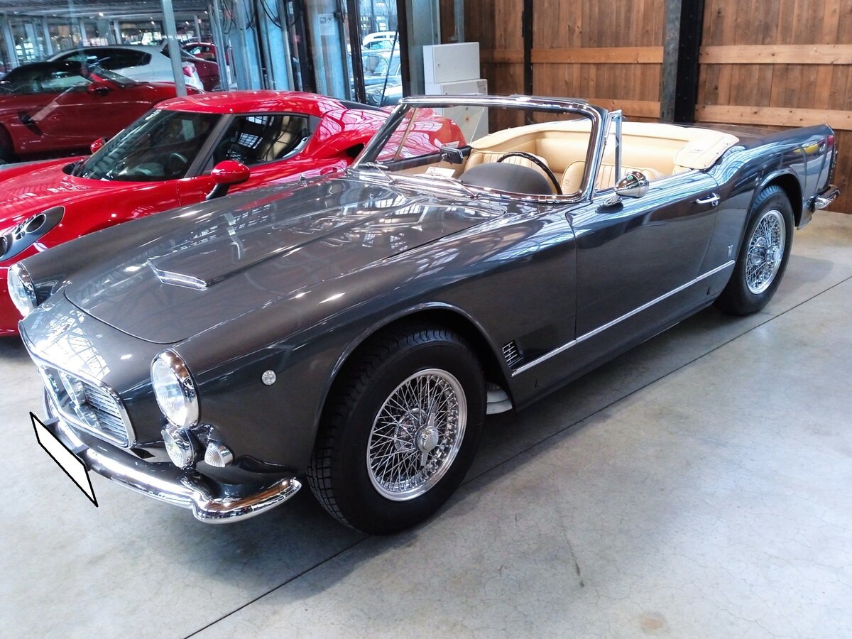 Maserati 3500 GT Vignale Spyder aus dem Jahr 1960. Zwischen 1960 und 1964 wurden lediglich 242 dieser Cabriolets produziert und ausgeliefert. Der abgelichtete Wagen wurde am 18.01.1961 erstmalig in Italien zugelassen. Der im Farbton grigio flemington lackierte Spyder hat einen Sechszylinderreihenmotor, der aus einem Hubraum von 3485 cm³ 230 PS leistet. Classic Remise Düsseldorf am 15.01.2026.