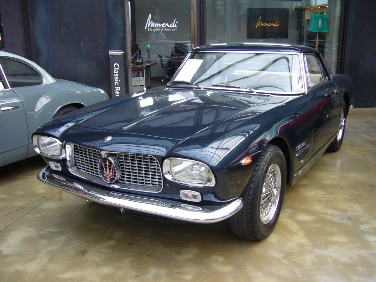 Maserati 5000 GT mit einem Karosserieaufbau von der Carrozzeria Allemano/Torino. Von diesem edlen Sportwagen wurden nur 32 Fahrzeuge in Handarbeit produziert. Der abgelichtete Wagen entstammt dem Baujahr 1962 und ist somit schon mit dem modifizierten V8-motor mit einem Hubraum von 4941 cm³ ausgerüstet. Dieser Motor leistet 325 PS und verhilft dem Auto zu einer Höchstgeschwindigkeit von ca. 265 km/h. Der gezeigte Wagen wurde 1962 an einen Kunden in Rom ausgeliefert. Classic Remise Düsseldorf am 07.06.2021.