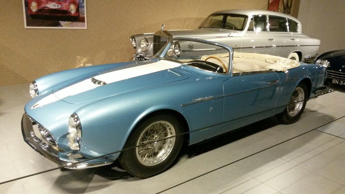 Maserati A6, gebaut von 1951 bis 1957. Alle Modelle dieser Serie erhielten eine ganz nach Wunsch offene oder geschlossene zweisitzige Karosserie. Die Käufer konnten bei der Bestellung des Autos angeben, ob der Aufbau bei Vignale/Turin, Frua/Turin, Zagato/Mailand oder Pininfarina/Cambiano bei Mailand aufgebaut werden sollen. Der abgelichtete Maserati wurd bei Frua karossiert. Insgesamt wurden 65 Fahrzeuge vom Typ A6 gebaut worden. Angetrieben wird der Wagen von einem Sechszylinderreihenmotor. Der Motor hat 1954 cm³ Hubraum mit 100 PS, wenn die Ventile über eine Nockenwelle gesteuert werden. Die Version mit den zwei Nockenwellen hat einen Hubraum von 1988 cm³ und leistet 150 PS. Louwman Museum Den Haag am 01.04.2018.