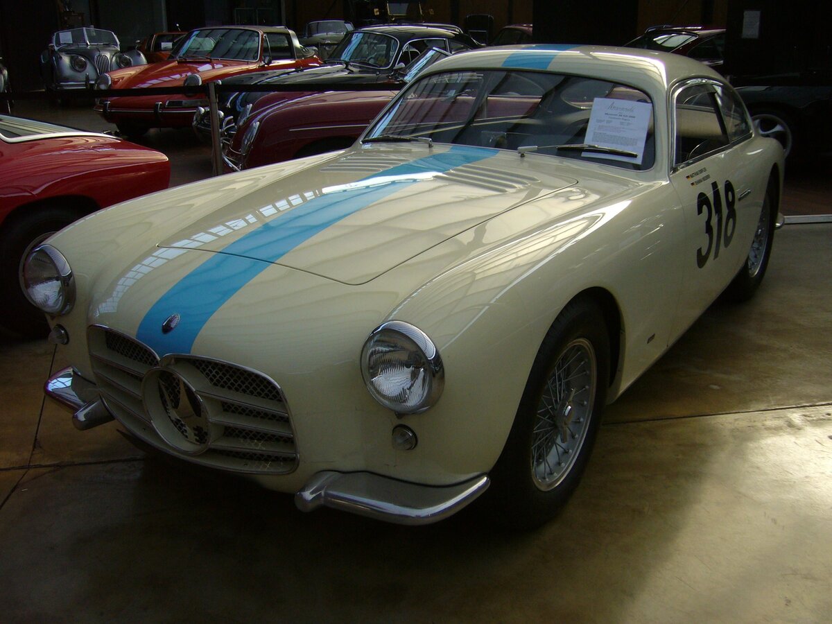Maserati A6 GS2000 mit einem Karosserieaufbau von Zagato. Der im Jahr 1951 vorgestellte Maserati A6 GS2000 übernahm die Konzeption seines Vorgängers A6 G1500 aus dem Jahr 1946, der als erster in Kleinserie gebaute GT-Sportwagen der Marke mit dem  Dreizack  gilt. Alle Modelle dieser Serie erhielten auf Wunsch eine offene oder geschlossene zweisitzige Karosserie, die je nach Kundenwunsch bei Vignale, Frua, Zagato oder Pininfarina aufgebaut wurde. Zwischen 1951 bis 1957 wurden 65 Autos vom Typ A6 GS2000 hergestellt. Der gezeigte Wagen hat einen Karosserieaufbau von Zagato und stammt aus dem Jahr 1955. Unter der Motorhaube verrichtet ein Sechszylinderreihenmotor mit einem Hubraum von 1988 cm³ und einer Leistung von 170 PS seinen Dienst. Classic Remise Düsseldorf am 28.09.2021.