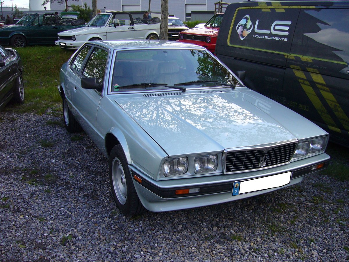 Maserati Biturbo, produziert von 1981 bis 1987. 
Fünf Jahre nach der Übernahme durch De Tomaso versuchte die Marke aus Modena mit diesem Modell, in preislich günstigeren Regionen Fuß zu fassen. Wie aus dem Modellnamen schon zu entnehmen ist, hauchen zwei Turbolader dem V6-Motor mit einem Hubraum von 1995 cm³ eine Leistung von 180 PS ein. Trotz zahlreicher technischer Probleme, konnte die Marke mit dem Dreizack eine Menge dieser Fahrzeuge absetzen. Youngtimertreffen Zeche Ewald in Herten am 12.05.2019.