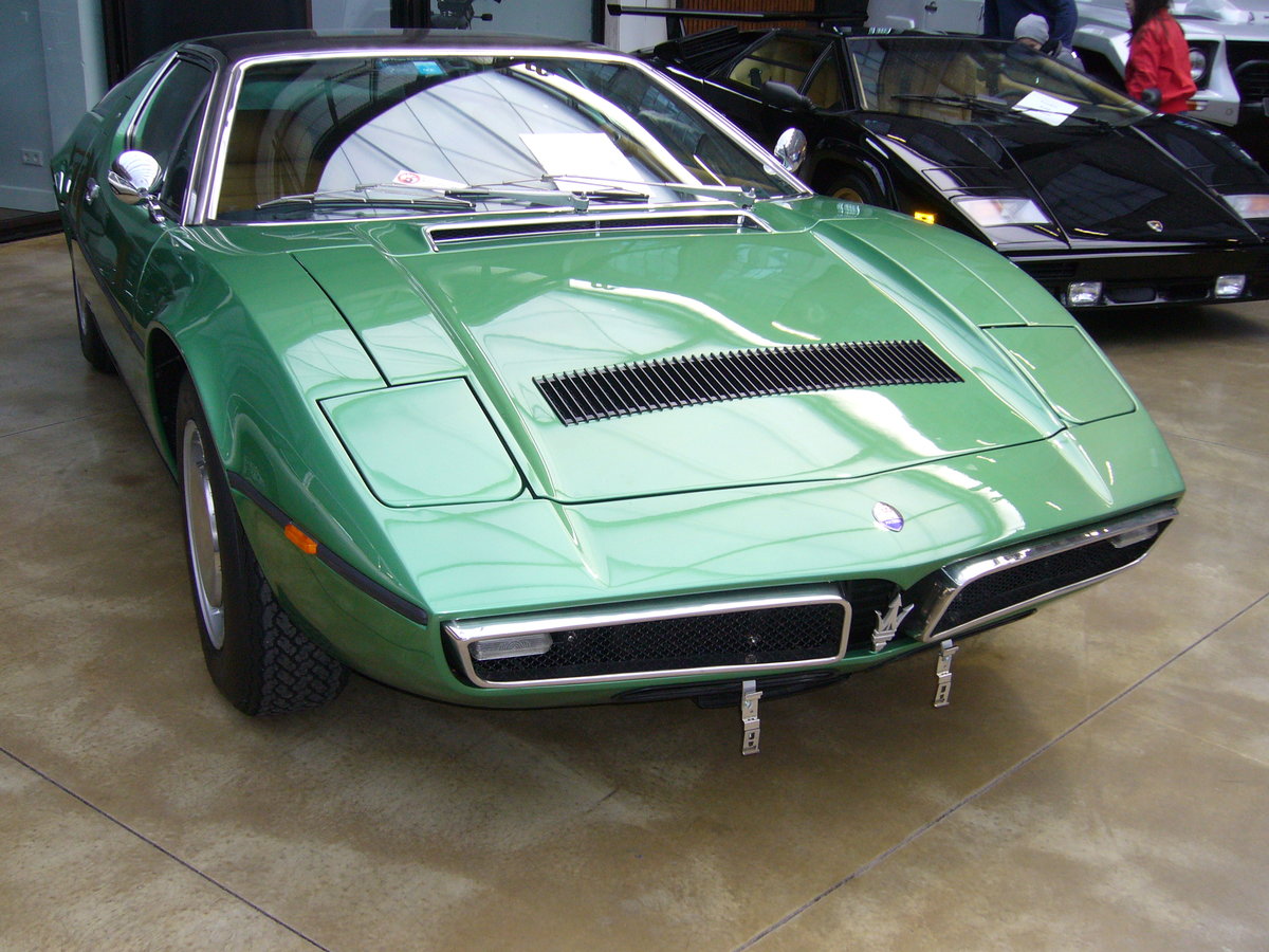 Maserati Bora. 1972 - 1978. Der Bora war der erste Straßensportwagen aus Modena mit Mittelmotor. Wie bei Maserati damals üblich war auch der Bora nach einem am Mittelmeer beheimateten Fallwind benannt. Der im Farbton verde indy lackierte Wagen hat einen V8-motor, der aus einem Hubraum von 4930 cm³ 332 leistet. Classic Remise Düsseldorf am 26.02.2017.