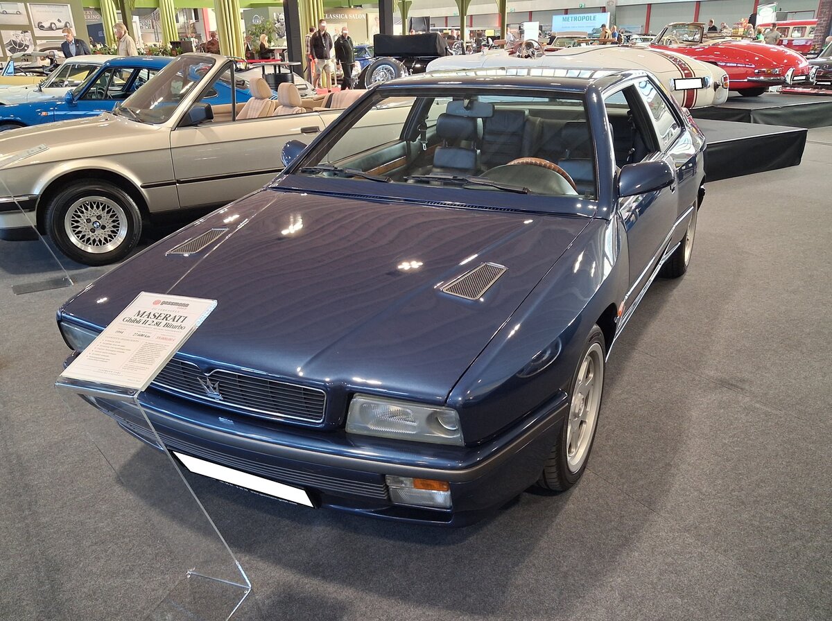 Maserati Ghibli II 2.8 Biturbo aus dem Jahr 1994. Im Jahr 1992 stellte Maserati wieder ein Auto mit der traditionsreichen Bezeichnung  Ghibli  vor. Den Ghibli II, ein Sport-Coupe im klassischen, kantigen Look der 1990´er Jahre. Je nach Literatur-Quelle wurden 2.183 oder 2.303 Fahrzeuge gefertigt. 1997 wurde die Produktion eingestellt. Der Abverkauf von einigen Fahrzeugen auf  Halde  lief noch bis 1998. F�r den heimischen Markt gab es das Modell auch mit einem 2.0 Liter V6-Motor. Der gezeigte Ghibli II hat den V6-Motor mit einem Hubraum von 2790 cm� und einer Leistung von 310 PS. Die H�chstgeschwindigkeit soll bei ca. 260 km/h liegen. Techno Classica Salon in Dortmund am 25.09.2026.