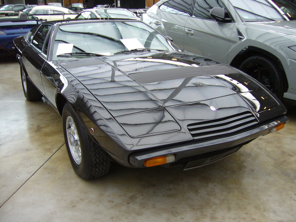 Maserati Khamsin, gebaut in den Jahren von 1973 bis 1982. Der  Khamsin  ist der Nachfolger des legendären  Ghibli  und war ebenfalls nach einem Wüstenwind benannt. Von diesem Modell verließen 430 Autos die Werkshallen. Der abgelichtete Khamsin stammt aus dem Jahr 1981 und wurde damals über einen Münchener Maserati-Händler an einen Arzt aus Wien ausgeliefert. Der V8-Motor mit einem Hubraum von 4930 cm³ leistet 320 PS. Classic Remise Düsseldorf am 18.02.2022.