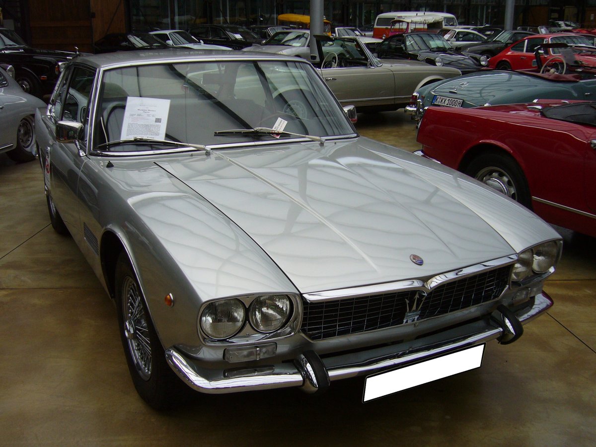 Maserati Mexico. 1967 - 1973. Hier wurde einer von 472 gebauten Mexico-Modellen abgelichtet. Dieser Mexico ist mit dem  kleinen  V8-motor aus dem Quattroporte ausgerüstet. Er hat einen Hubraum von 4136 cm³ und leistet 290 PS. Classic Remise Düsseldorf am 09.08.2016.