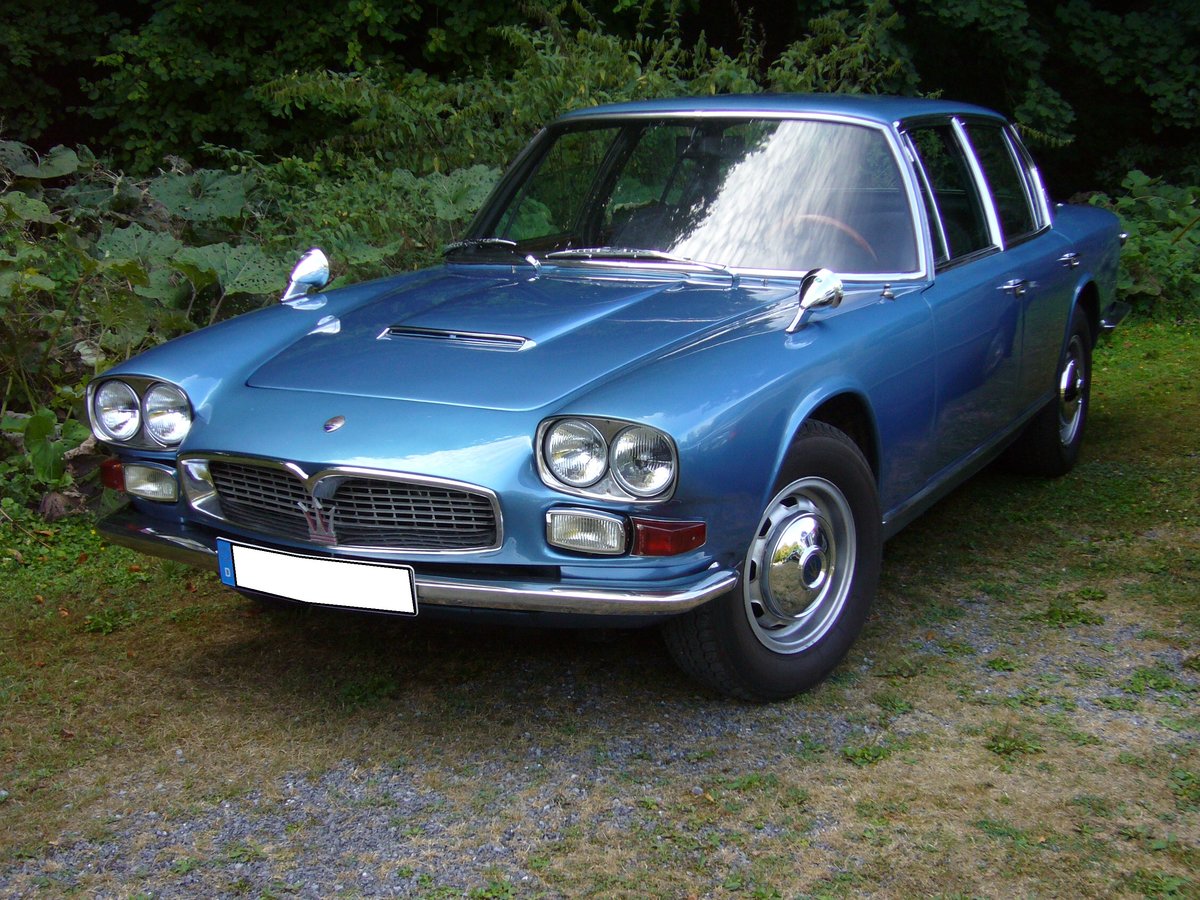 Maserati Quattroporte 1 von 1968. Die Quattroporte Reihe wurde bereits 1963 vorgestellt und in dieser Karosserieform bis 1970 produziert. Der V8-motor dieses Quattroporte leistet 260 PS aus einem Hubraum von 4136 cm³. Mit seiner angegebenen Höchstgeschwindigkeit von 225 km/h, avancierte der Quattroporte zur damals schnellsten Limousine der Welt. Oldtimertreffen  Schwarzwaldhaus  Mettmann am 12.08.2018.