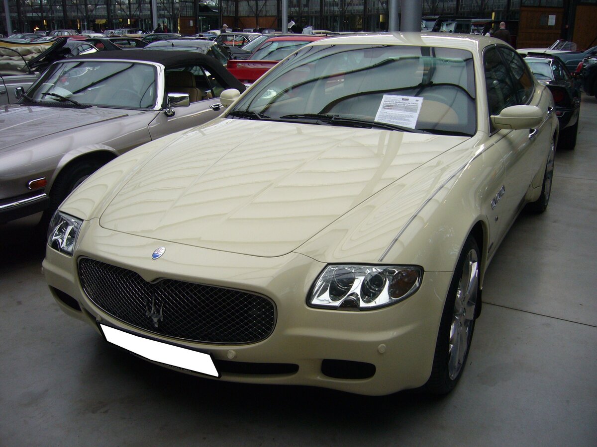 Maserati Quattroporte Seria V als Sondermodell Collezione Cento. Zur Detroit Motorshow des Jahres 2008 stellte Maserati eine auf 100 Fahrzeuge limitierte Sonderserie namens Collezione Cento vor. Die ignifikanten Unterschiede zum Serienfahrzeug sind die breiten 20-Zöller-Reifen, ein feiner Wabengrill, silbern lackierte Bremssättel und mehr verchromte Elemente wie z.B die Türgriffe. Auch der Innenraum wurde wesentlich aufwendiger gestaltet als beim Serienmodell. Der Wagen kostete 2008 € 137.590,00. Der gezeigte Wagen ist die Nummer 31 der 100´er Serie und wurde erstmalig in der Schweiz zugelassen. Motorentechnisch war, genau wie beim Serienmodell, ein V8-Motor verbaut, der aus einem Hubraum von 4244 cm³ 401 PS leistet. Classic Remise Düsseldorf am 21.10.2021.