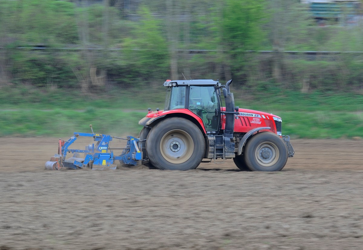 Massey Ferguson 7620 mitgezogen bei der Arbeit, Rimburg Übach-Palenberg am 25.4.2015