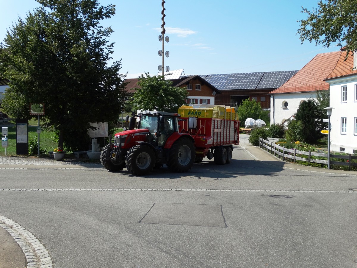 Massey Ferguson mit Pöttinger Faro Ladewagen am 07.08.15 in Ottacker Allgäu