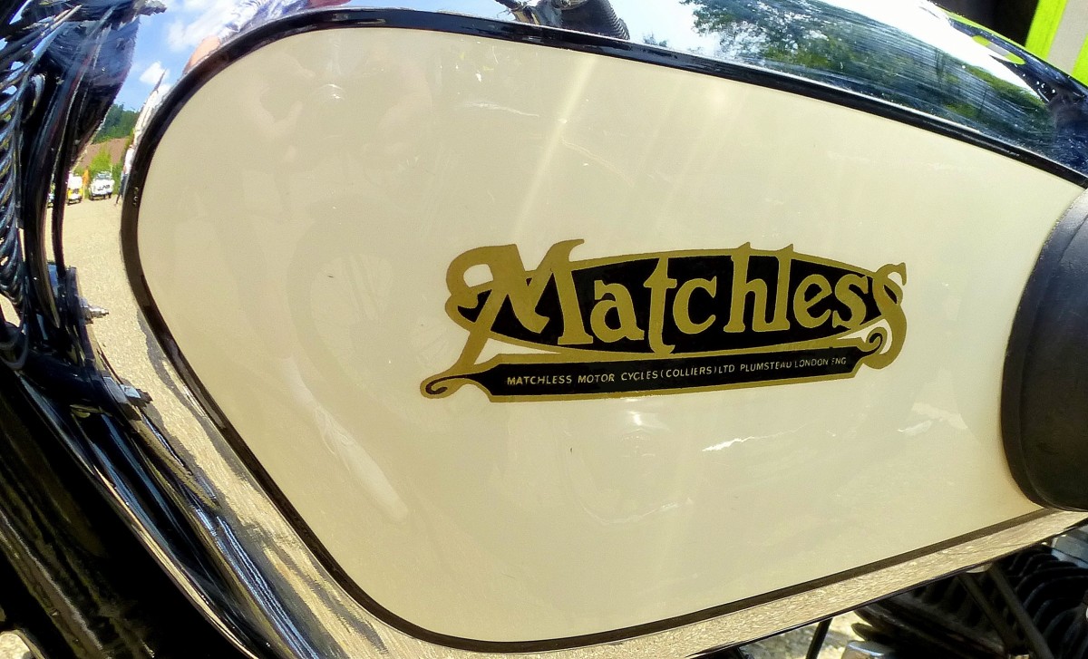 Matchless, Tankaufschrift an einem Oldtimer-Motorrad, die in England 1899 gegrndete Firma baute Autos und Motorrder, Juli 2015