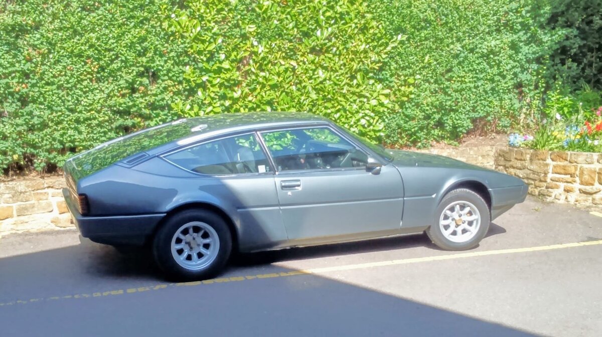 Matra Simca Bagheera, produziert in den Jahren von 1973 bis 1980 im Werk Vélizy. Im April 1973 trat das Sportcoupe Bagheera die Nachfolge des nicht sonderlich erfolgreichen Matra 530 an. Viele Technikkomponenten wie der Motor, die Vorderradaufhängung, die Bremsen und die Lenkung stammten vom Simca 1100 TI. Dessen Motor wurde dann auch als Mittelmotor verbaut. Die interessante Karosserie aus GFK-Kunststoff mit den drei nebeneinander angeordneten Sitzen wahr nett proportioniert. Der Vierzylinderreihenmotor mit einem Hubraum von 1442 cm³ konnte wahlweise mit 84 PS oder als Typ Bagheera S mit 90 PS bestellt werden. Die Höchstgeschwindigkeiten wurden mit 185 km/h bzw. 190 km/h angegeben. Obwohl viele Bagheera auf die britische Insel ausgeliefert wurden, gab es das Modell nie als  Rechtslenker . Der gezeigte Wagen wurde im Jahr 1980, als einer der letzten dieser Modellreihe produziert. Aufgenommen bei einem Matra-Treffen 2024 in der englischen Grafschaft Leicestershire.