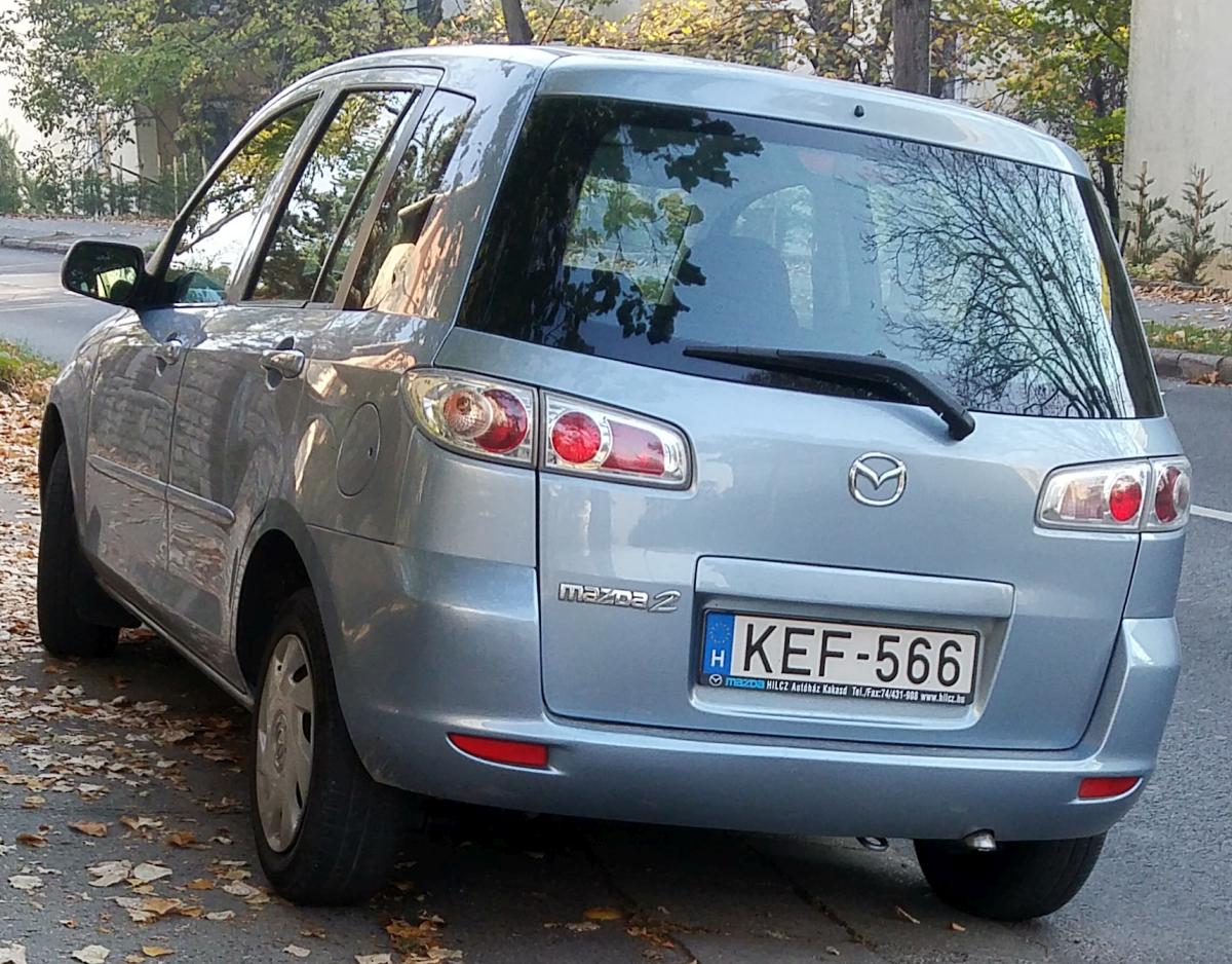 Mazda 2 der ersten Generation in Pécs, Ungarn (Oktober, 2019).