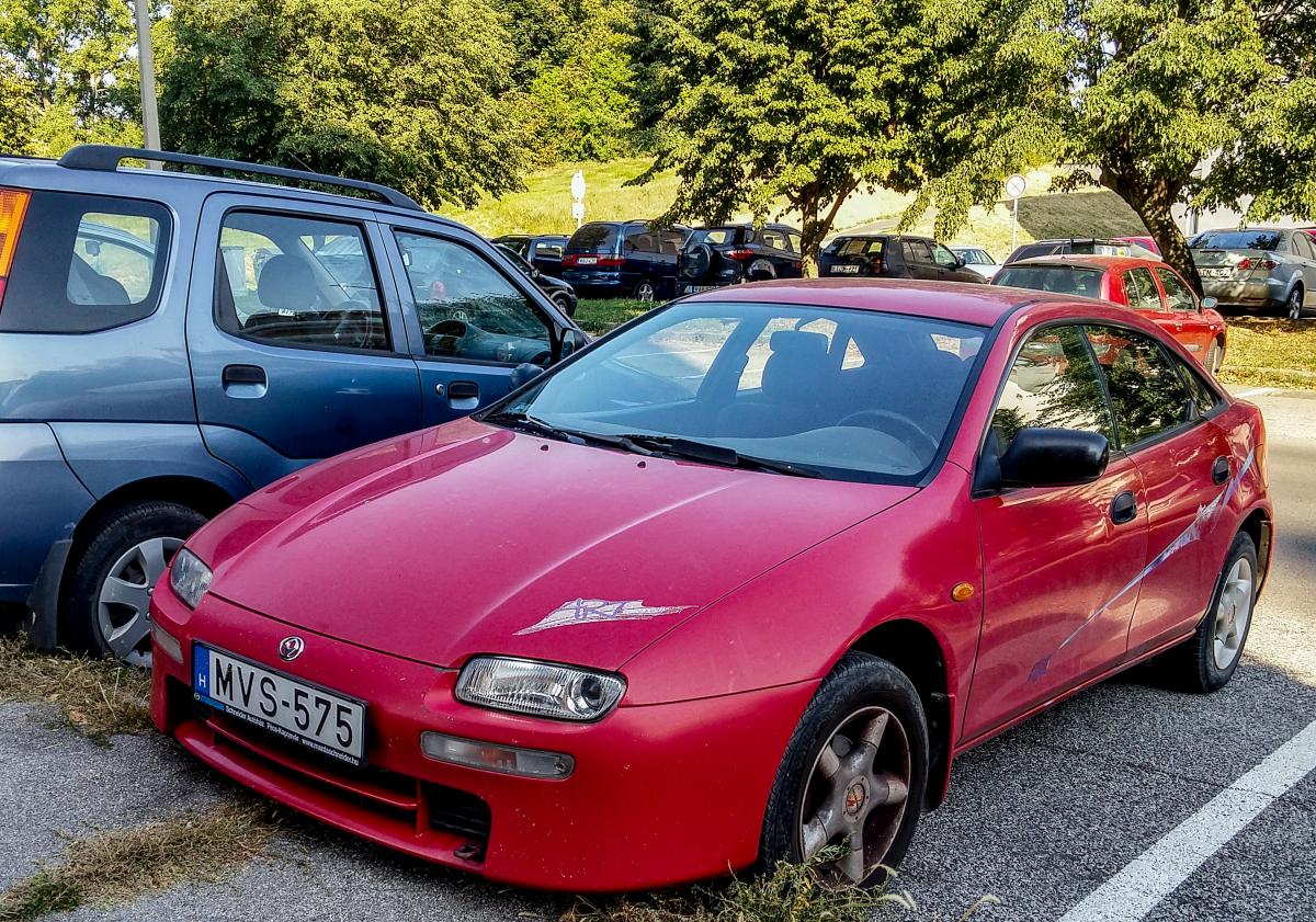 Mazda 323. Aufnahme: Pécs (Ungarn), August, 2019.