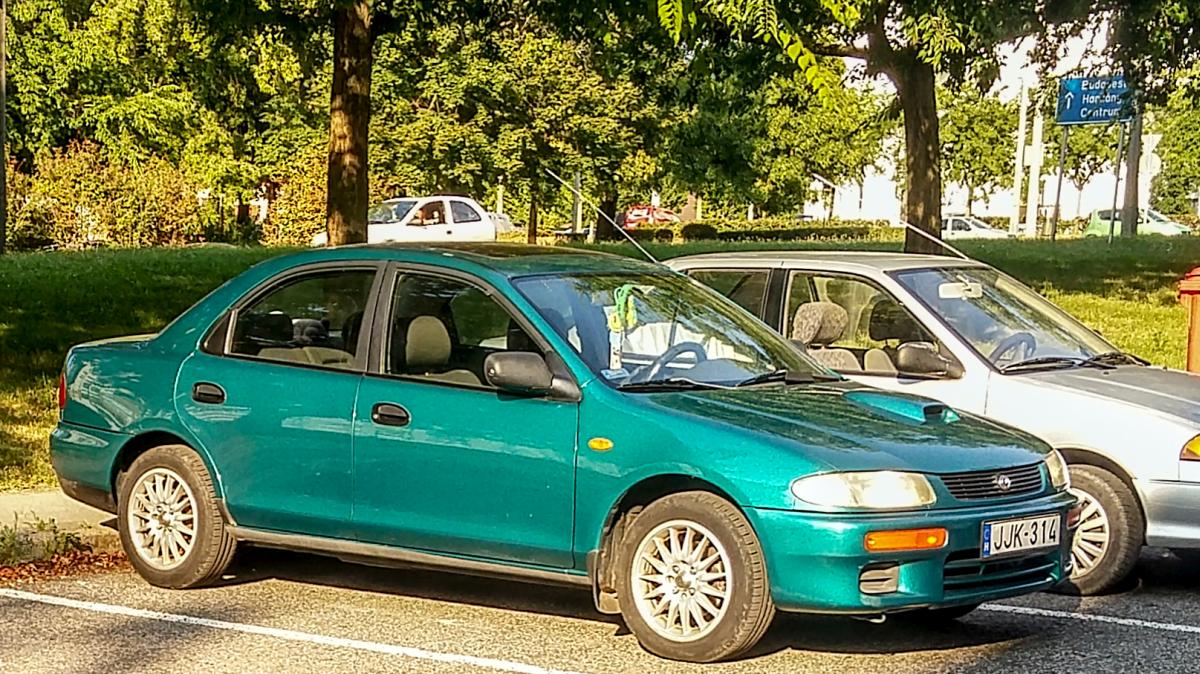Mazda 323, fotografiert in August, 2019. Standort: Pécs (HU)