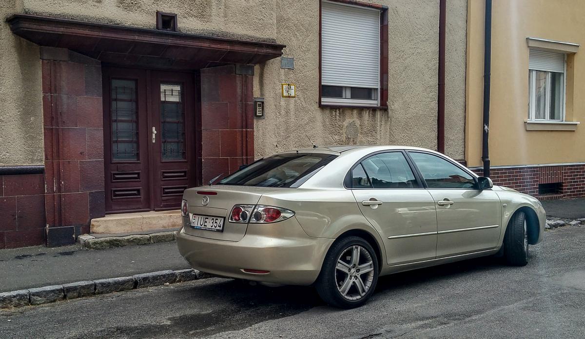 Mazda 6, erste Generation, Rückansicht, gesehen in Pécs, Ungarn, 09.2019.