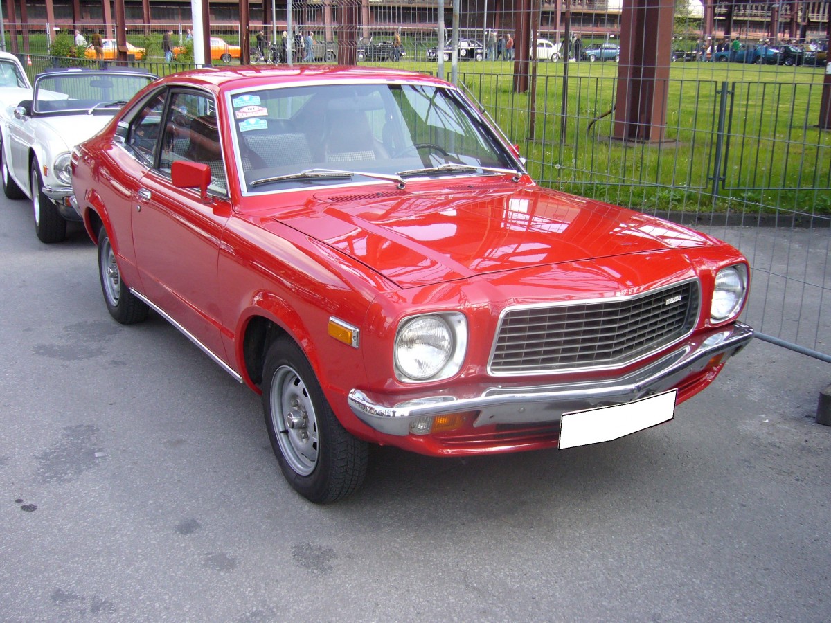 Mazda 818 Coupe. 1976 - 1978. Die Modellreihe 818 erschien bereits 1971 als Coupe oder viertürige Limousine. In den USA nannte sich das Modell Grand Familia. Die ab 1976 gebaute Modellreihe war wahlweise mit einem 1.3l oder einem 1.6l 4-Zylinderreihenmotor lieferbar. Oldtimertreffen Kokerei Zollverein am 04.05.2014.