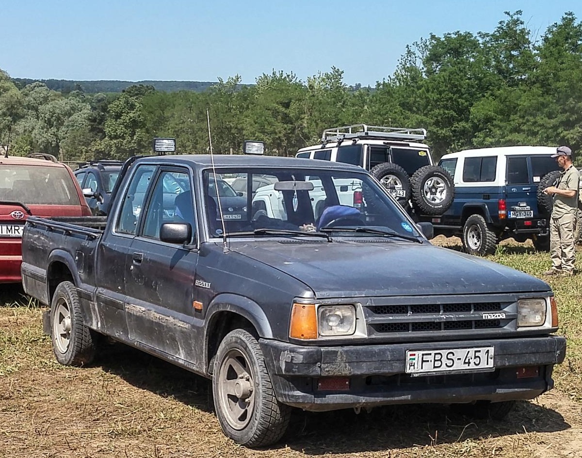 Mazda B-Serie Pick Up im Besucherparkplatz Des  Babod Offroad Festivals  in Somogy, 06.2019.
