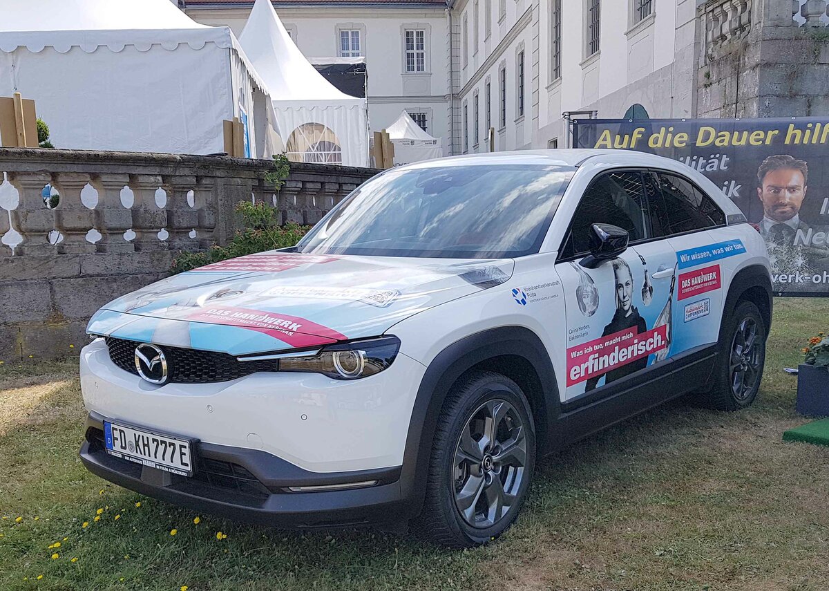 =Mazda MX 30 als Werbeträger für die Kreishandwerkerschaft FULDA steht auf einer der Ausstellungsflächen beim Bürgerfest  200 Jahre Landkreis Fulda  auf dem Gelände von Schloß Fasanerie im Juni 2022