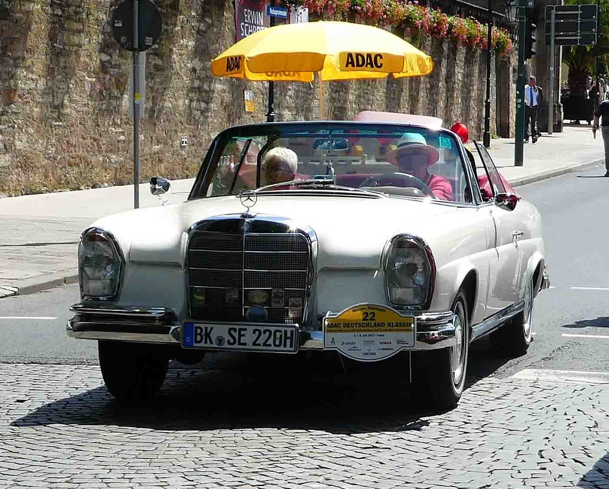 =MB 220 SE Cabriolet, 120 PS, Bj. 1962, gesehen anl. der ADAC Deutschland Klassik 2017 in Fulda, Juli 2017