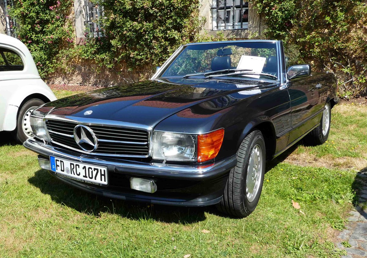 =MB 300 SL, Bj. 1986, 188 PS, ausgestellt bei Blech & Barock im Juli 2018 auf dem Gelände von Schloß Fasanerie bei Eichenzell