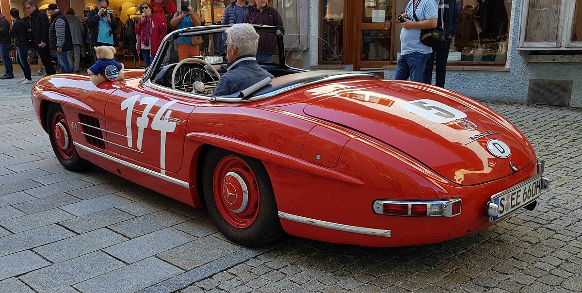 =MB 300 SL Roadster, Bj. 1957, 3000 ccm, 215 PS, während der Präsentation der Rennteilnehmer des Rossfeldrennens  Edelweiss-Bergpreis  2022 im Markt Berchtesgaden.