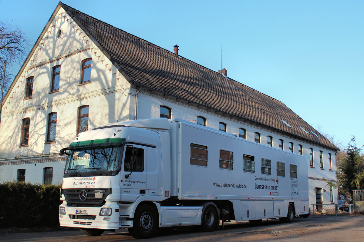 MB Actros 1832 - DRK Blutspendemobil am 15.02.2017 in Tostedt (Niedersachsen).