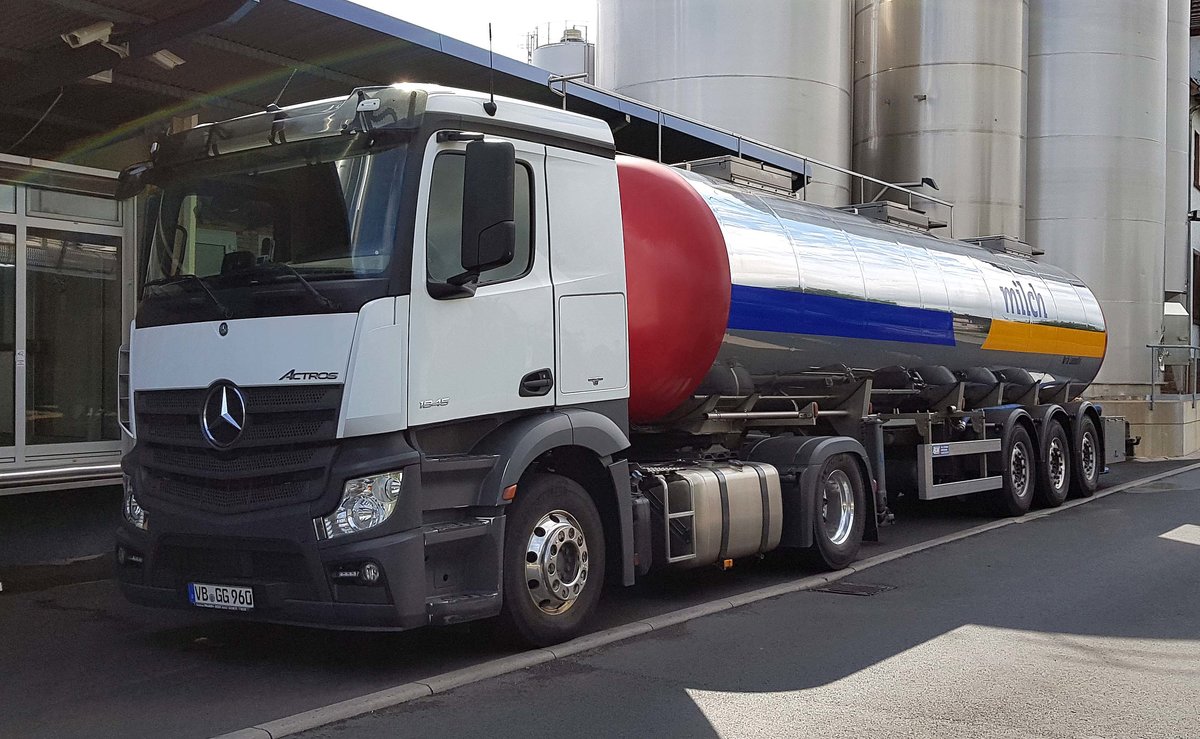 =MB Actros 1845-Milchtransporter steht zur Abfertigung an der Molkerei in Hünfeld, Juni 2019