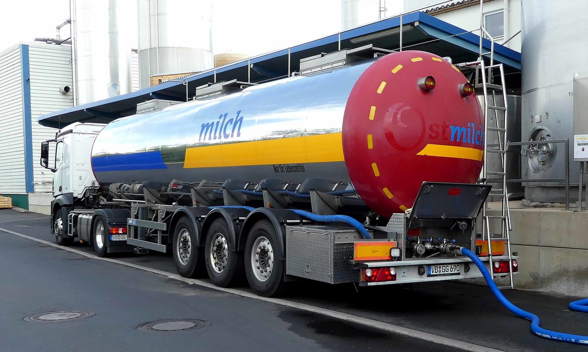 =MB Actros 1845-Milchtransporter steht zur Abfertigung an der Molkerei in Hünfeld, Juni 2019