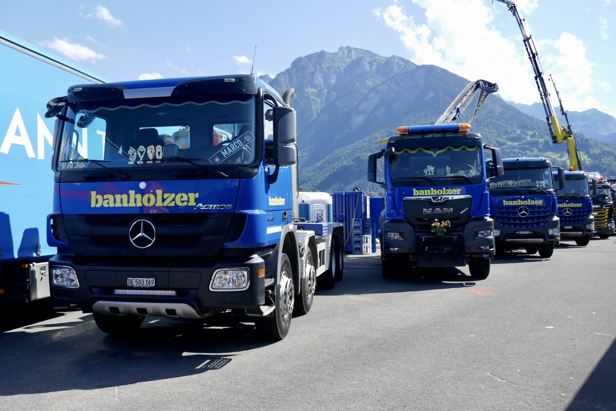 MB Actros Abrollcontainer und MAN mit zwei weiteren MB von Banholzer am 26.6.22 beim Trucker Festival Interlaken.