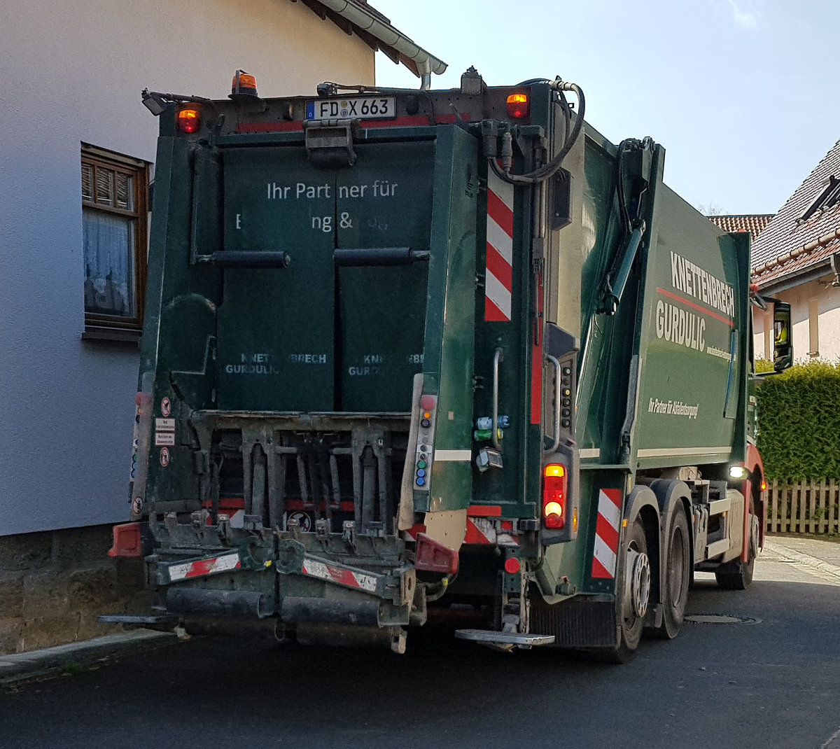 =MB Actros als Müllentsorgungsfahrzeug der Firma KNETTENBRECH & GURDULIC unterwegs in Hünfeld, 03-2019