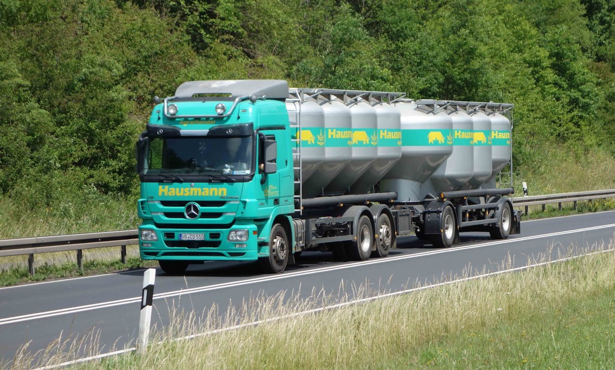MB Actros als Silozug der Firma  Hausmann  unterwegs auf der B27, Juni 2015