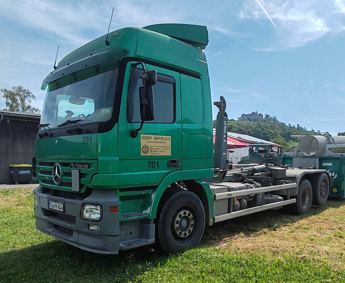 =MB Actros, ausgestellt zum Firmengeburtstag:  66 Jahre Lohnunternehmen HERRLICH  aus Langenbieber, 06-2026