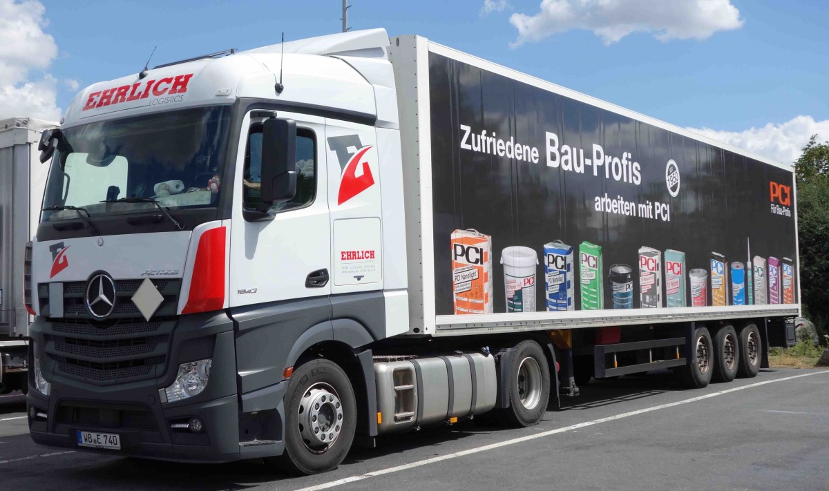 MB Actros von  Ehrlich logistics  steht im Juli 2015 auf dem Rasthof Werneck