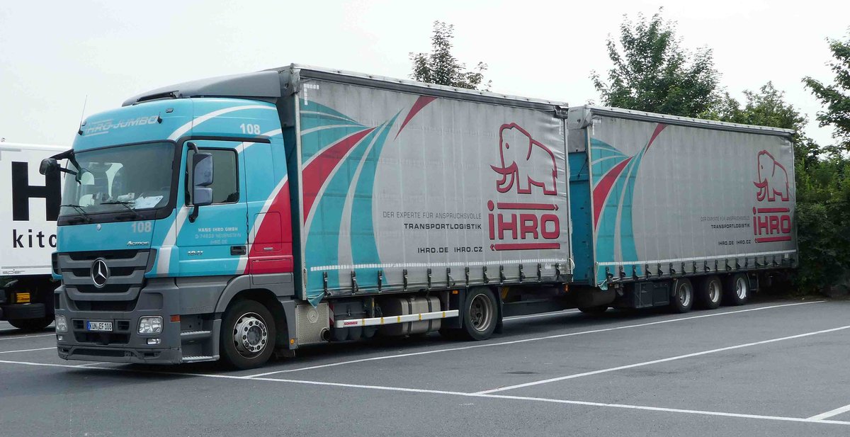 =MB Actros-Hängerzug von IHRO rastet am Autohof Werneck im Juni 2018