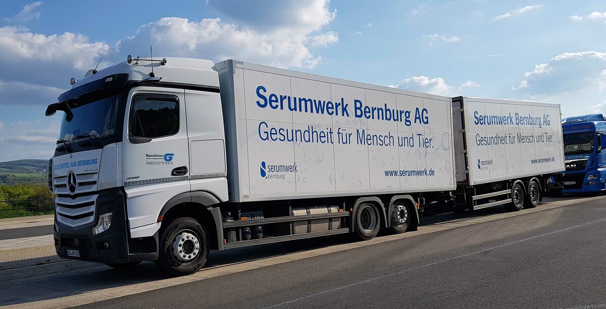 =MB Actros-Hängerzug von der SERUMWERK BERNBURG AG rastet im Mai 2022 an der A 66 
