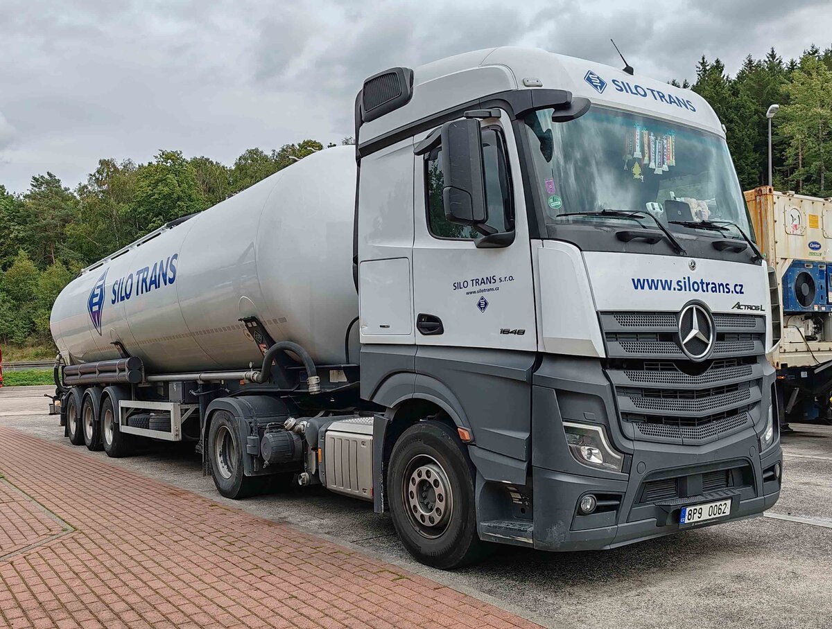 =MB Actros L-Silosattelzug der Firma SILO TRANS rastet im September 2025 an der A 7