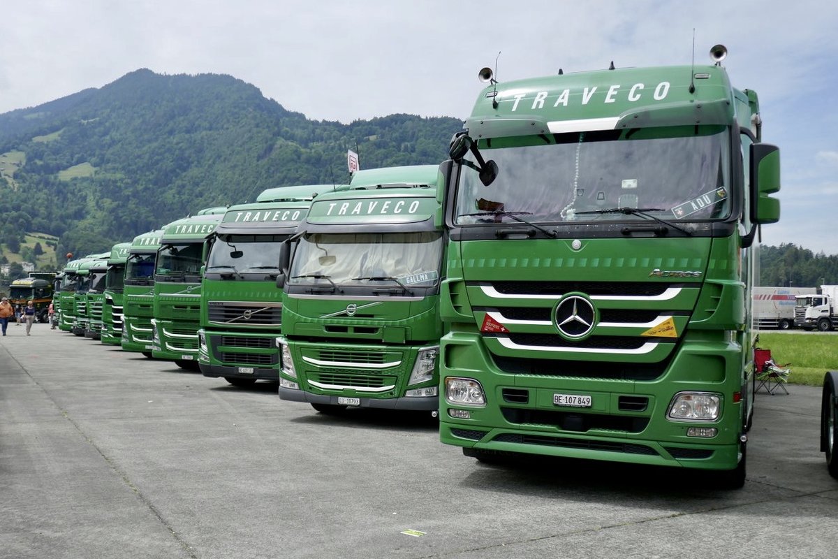 MB Actros und mehrere Volvo von Traveco am 25.6.18 beim Trucker Festival Interlaken.
