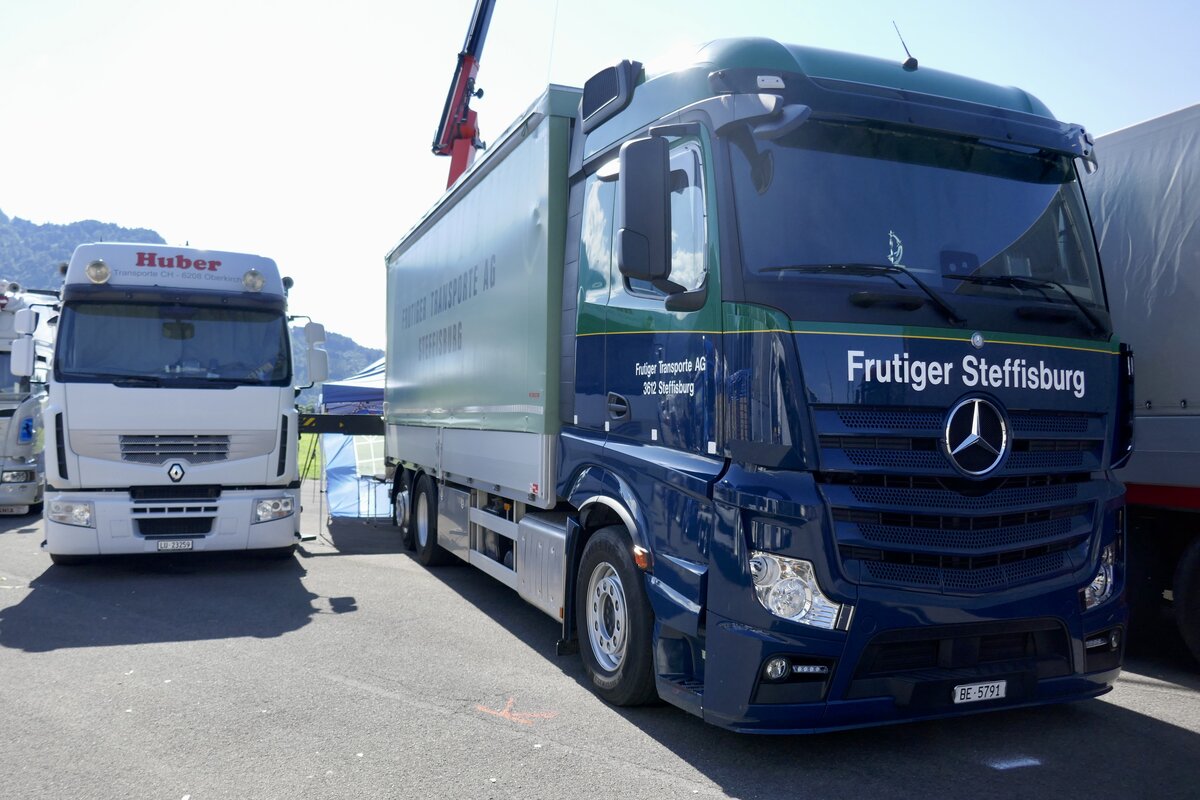 MB Actros Pritsche vom Frutiger Steffisburg und ein Renault von Huber am 26.6.22 beim Trucker Festival Interlaken.