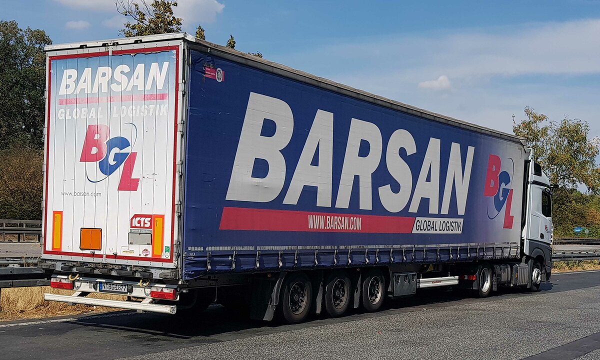 =MB Actros-Sattelzug von BARSAN GLOBAL Logistik rastet im Juli 2022 an der A 3